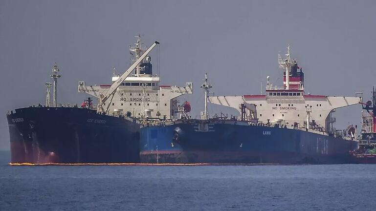 Στο λιμάνι του Πειραιά καταπλέει ρωσικό τάνκερ